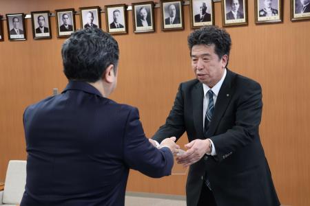 学生サポーター企業に登録証を交付しました