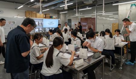 中学校美術部生徒が金沢美術工芸大学の世界を体験