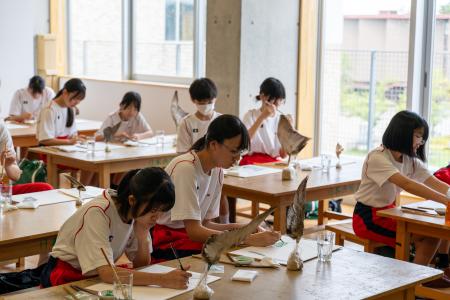 中学校美術部生徒が金沢美術工芸大学の世界を体験