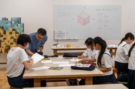 中学校美術部生徒が金沢美術工芸大学の世界を体験