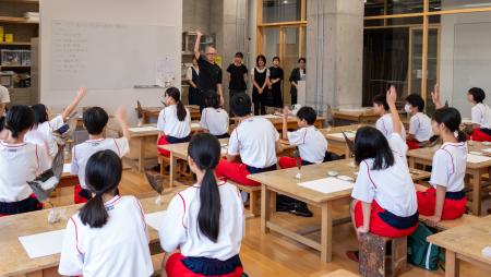 中学校美術部生徒が金沢美術工芸大学の世界を体験
