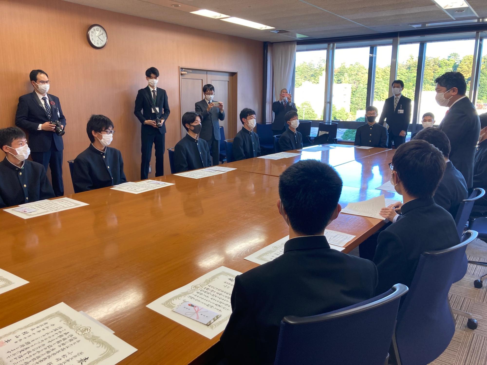 金沢市高校生技能士表彰式 高校在学中に、難関の技能検定2級に合格した生徒 15人を表彰