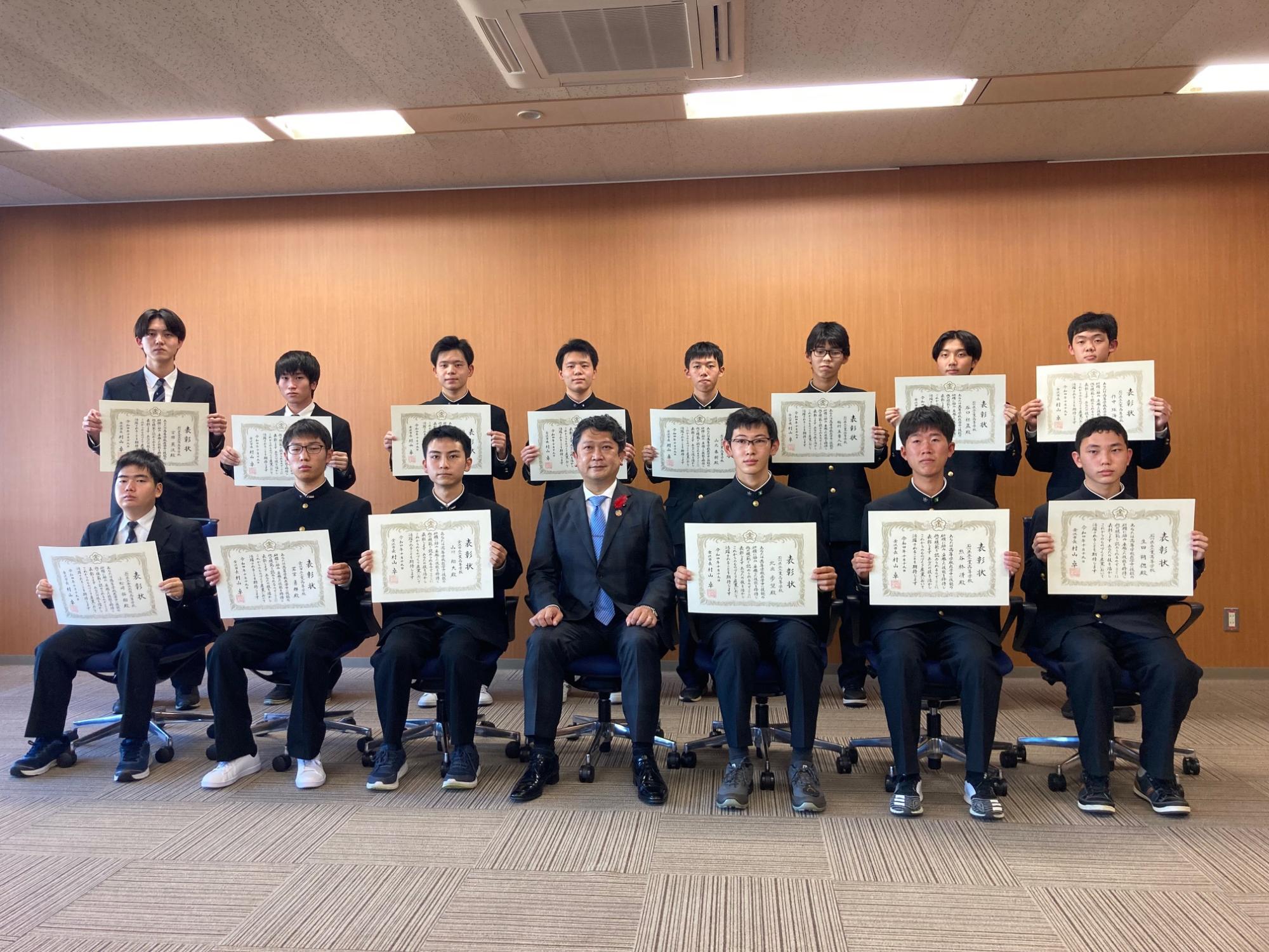 金沢市高校生技能士表彰式 高校在学中に、難関の技能検定2級に合格した生徒 15人を表彰