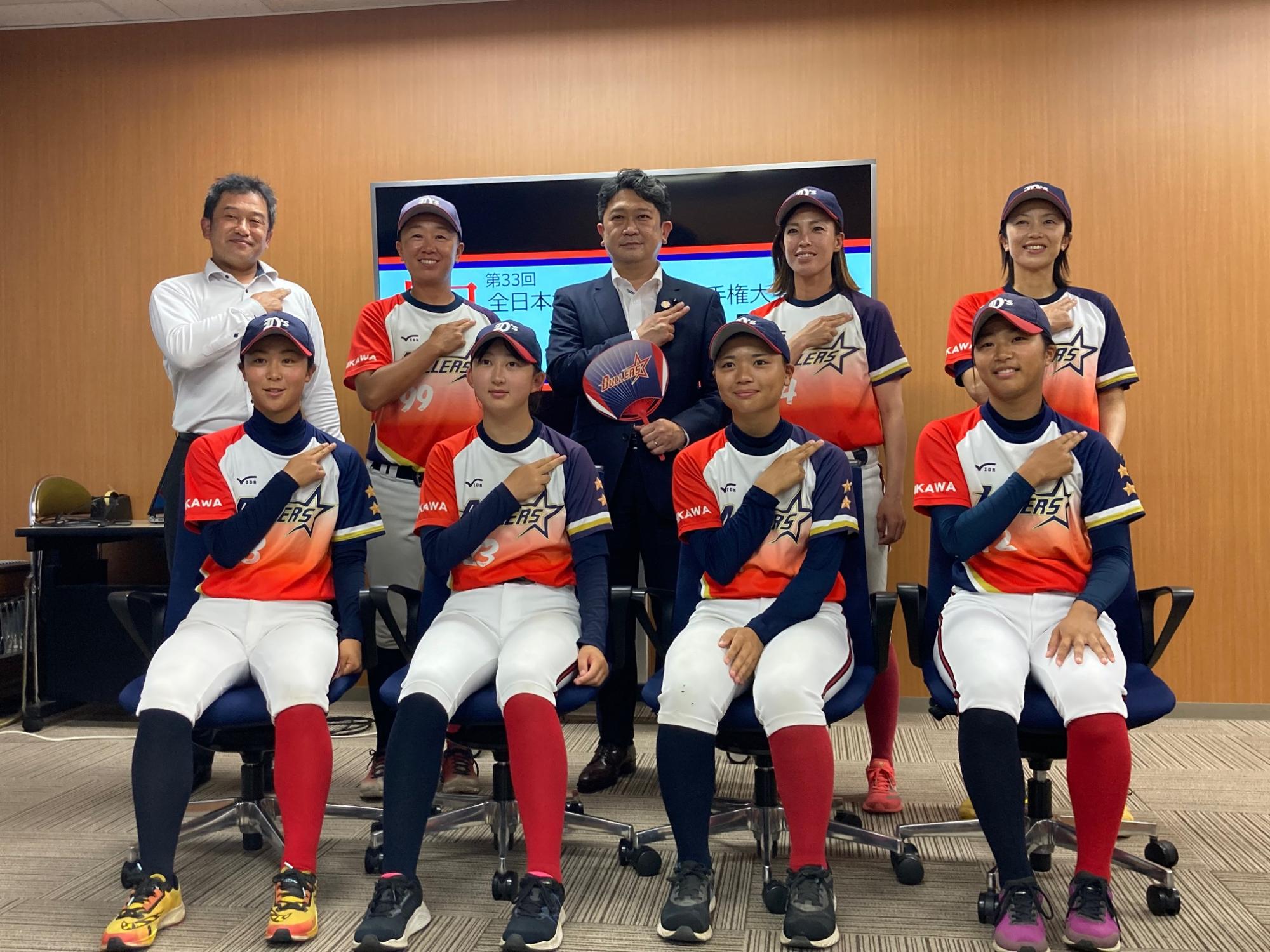 全日本女子軟式野球選手権大会に出場する「ダラーズ」の選手と市長の写真