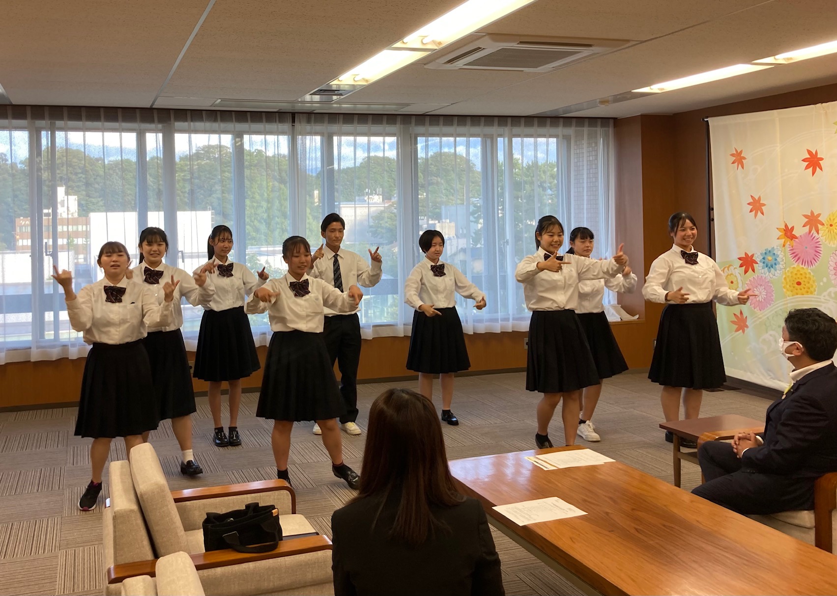 金沢北陵高等学校の生徒による手話パフォーマンスの様子