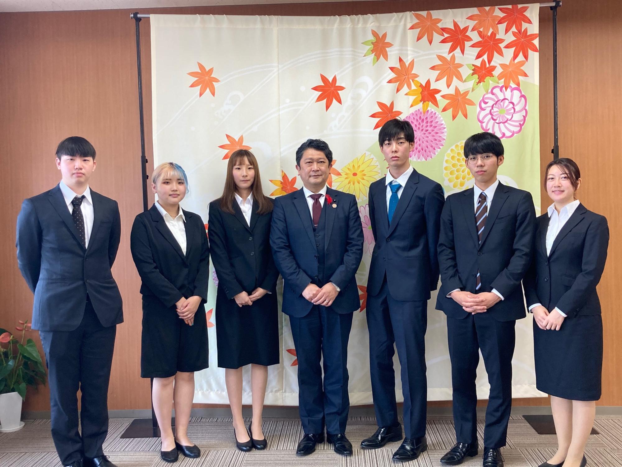 第 60 回技能五輪全国大会 出場選手激励会石川県代表6人の若き職人達と市長の集合写真
