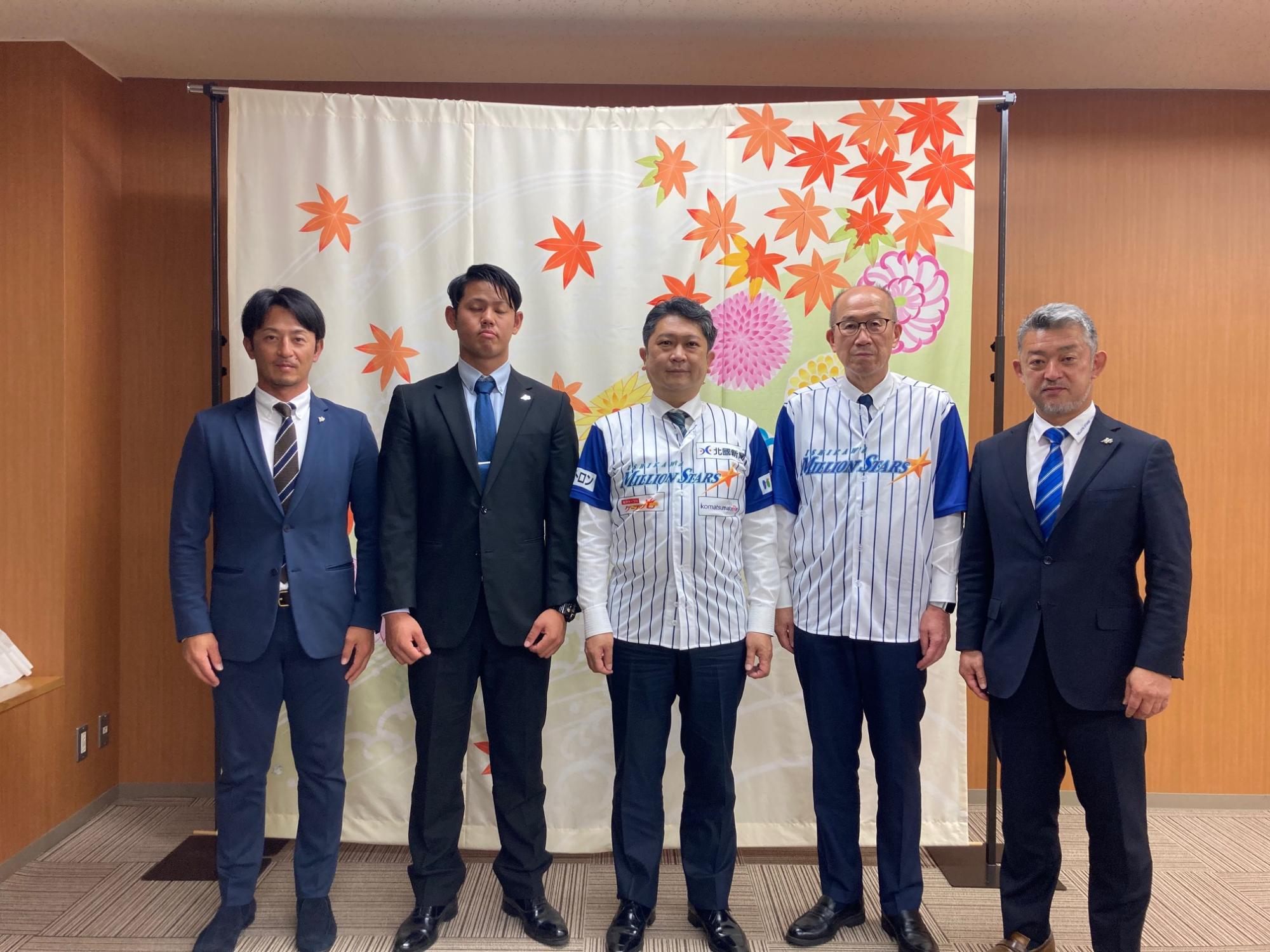 石川ミリオンスターズの端保代表、後藤監督兼選手、野村選手と市長の写真