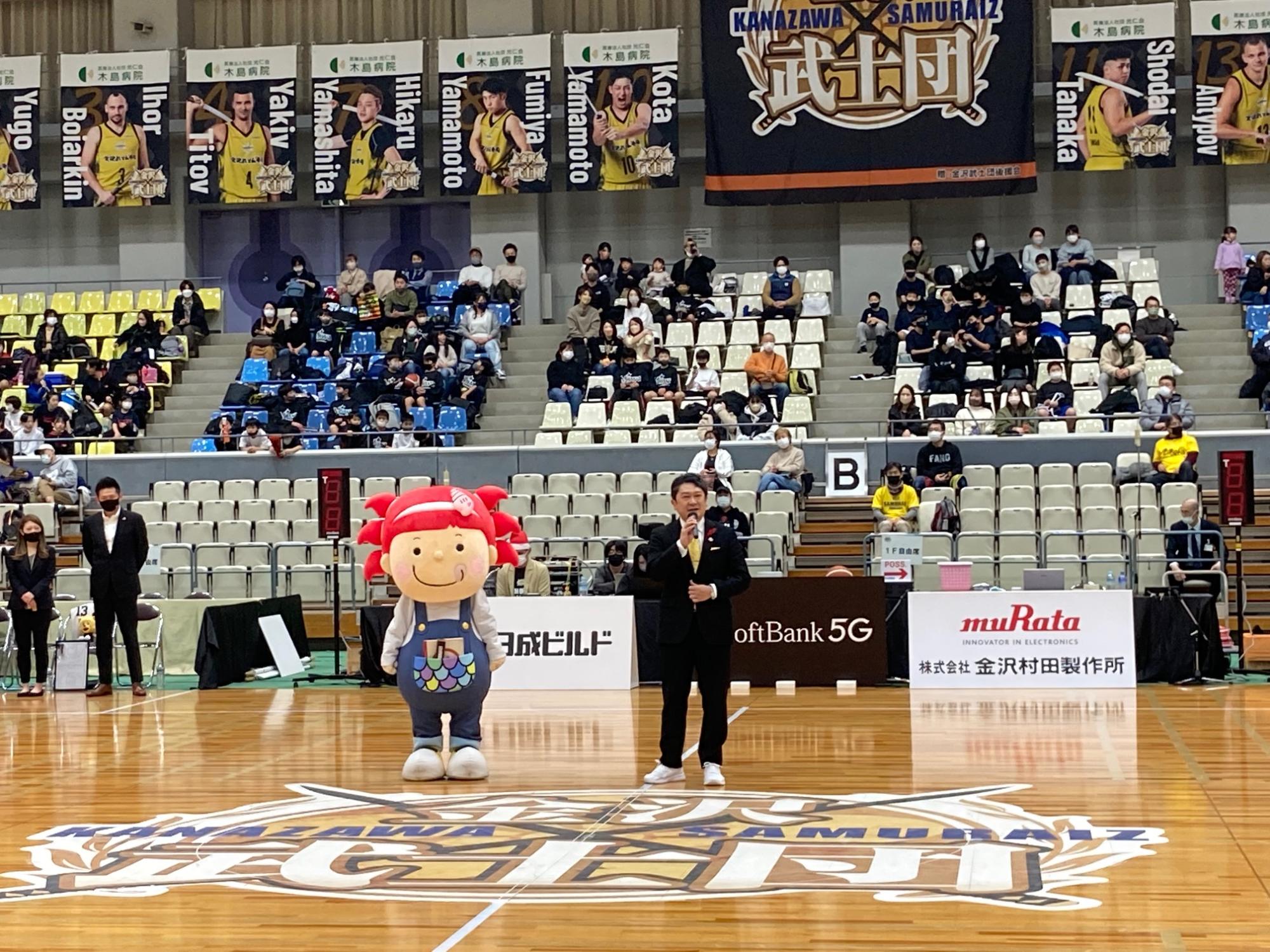 バスケットボールB3リーグ金沢武士団VS八王子ビートレインズ戦が金沢市総合体育館で開催され、ホーム戦の市長として激励の挨拶をした様子