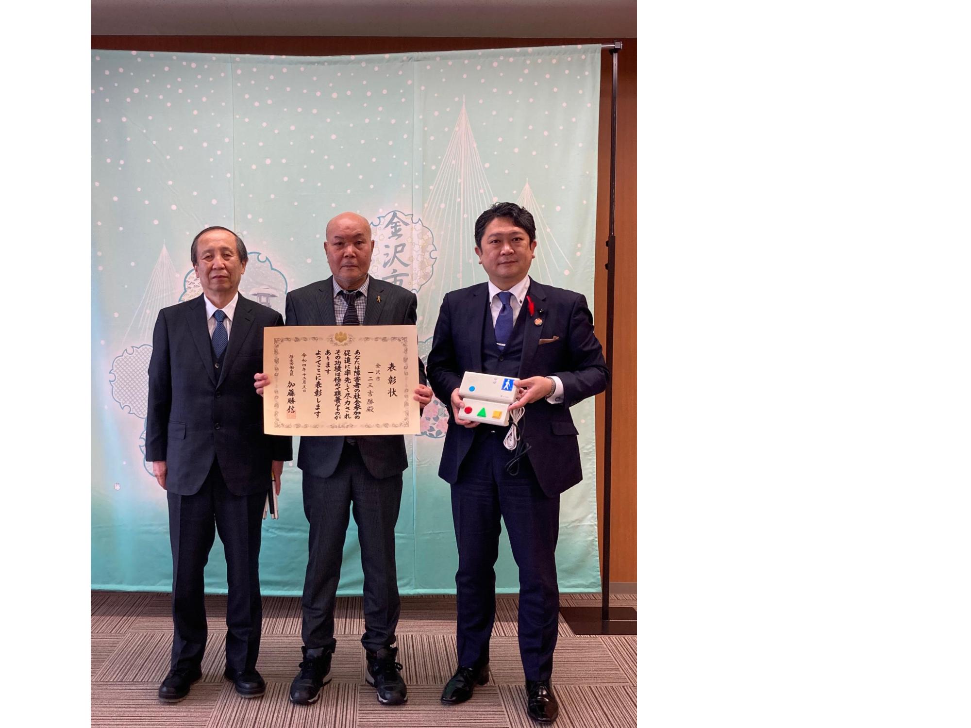 レハ・ヴィジョン株式会社の代表取締役 一二三 吉勝さんと市長の様子