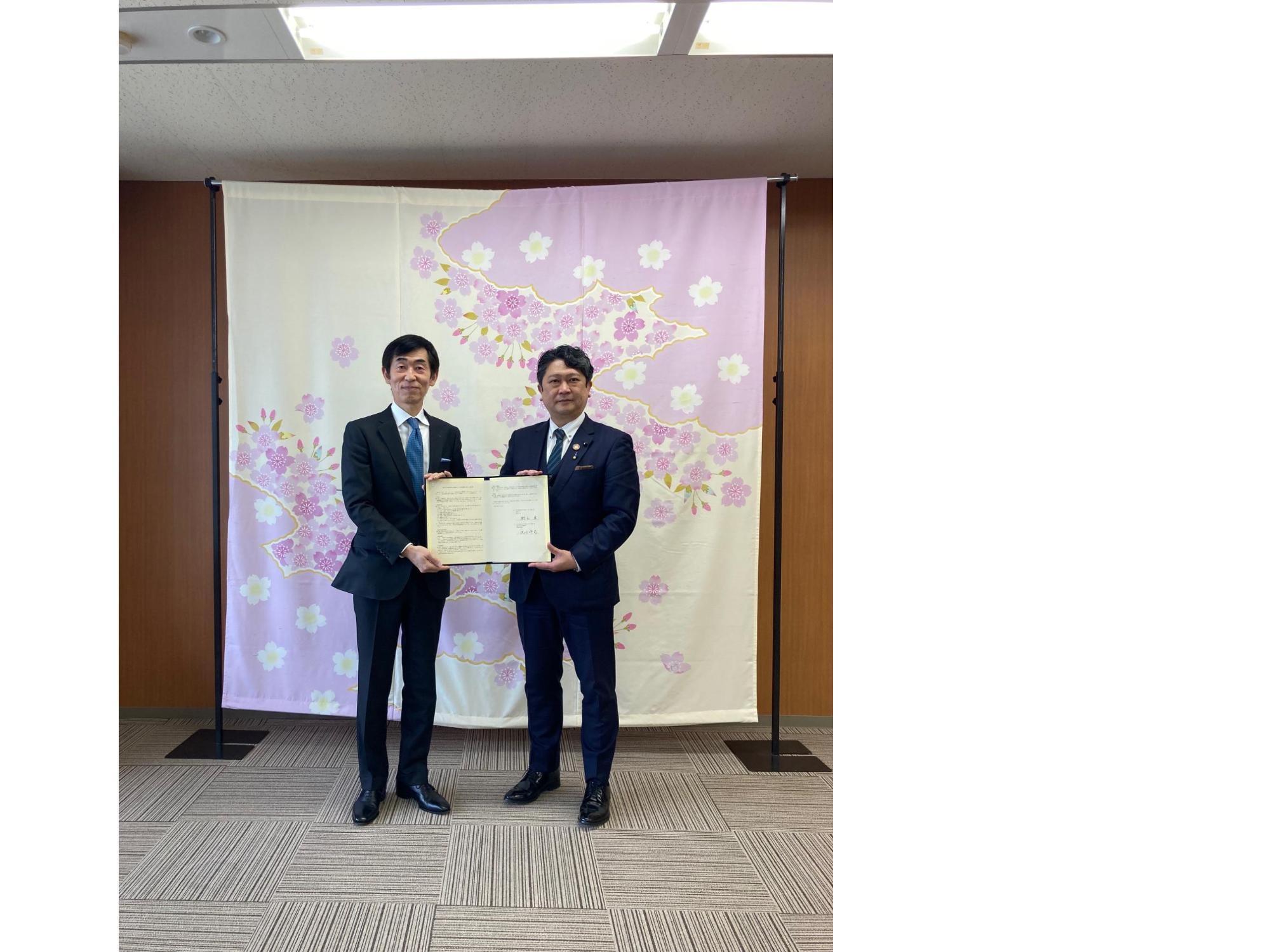金沢市と株式会社北國銀行が包括連携に関する協定を締結した様子