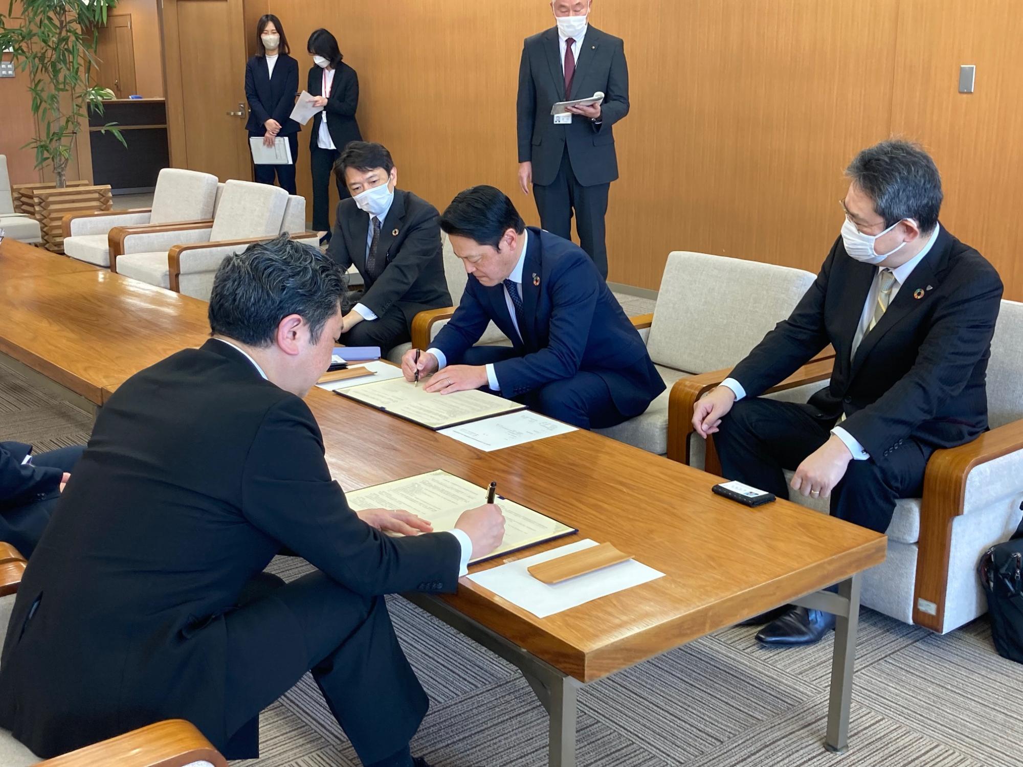 金沢市と第一生命保険株式会社が包括連携に関する協定を締結する様子