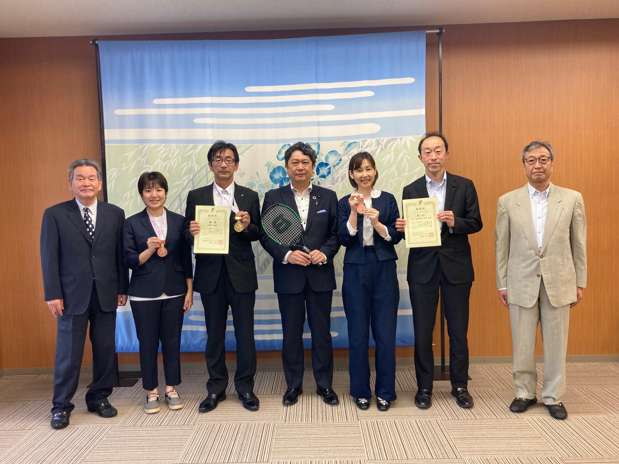 全日本バウンドテニス選手権大会で優勝、入賞された選手の皆さんと市長の様子