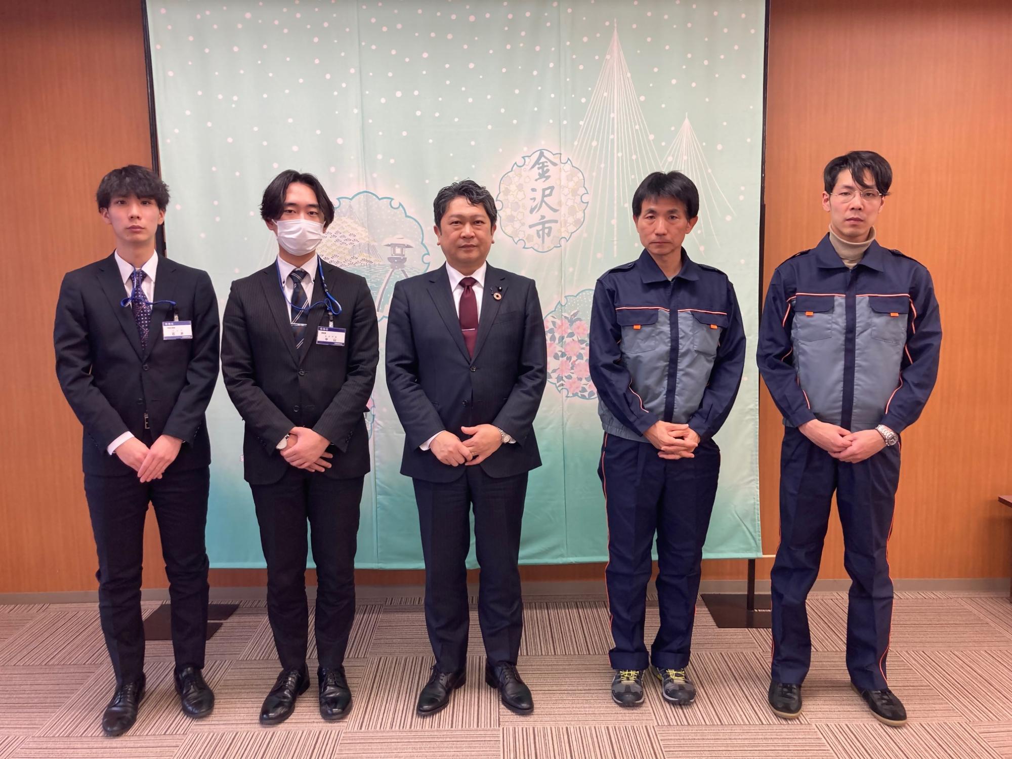 東京都板橋区と文京区からの派遣職員と市長の様子