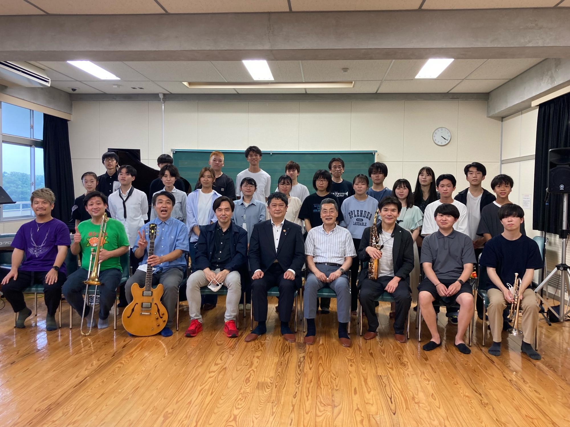 金沢ジャズアカデミー  ユースステップアップコース・サマーキャンプの最終日。受講者・講師陣との記念撮影。