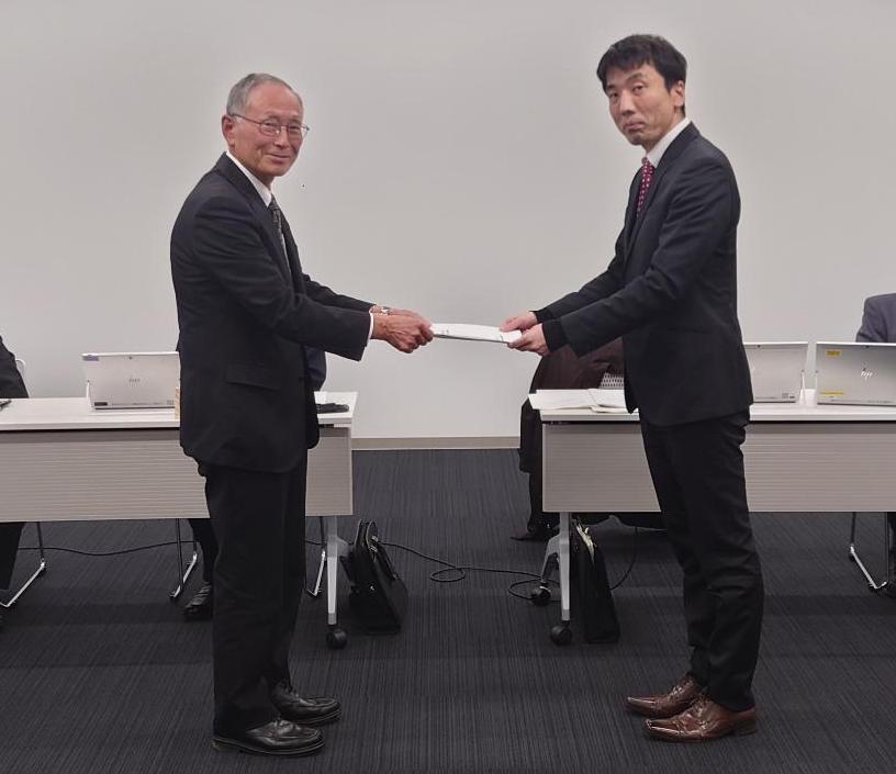 座長の山下氏から金沢市農業委員会会長井口氏へ提言書を渡している様子