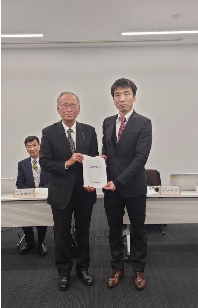 座長の山下氏と金沢市農業委員会会長井口氏が提言書を渡している様子