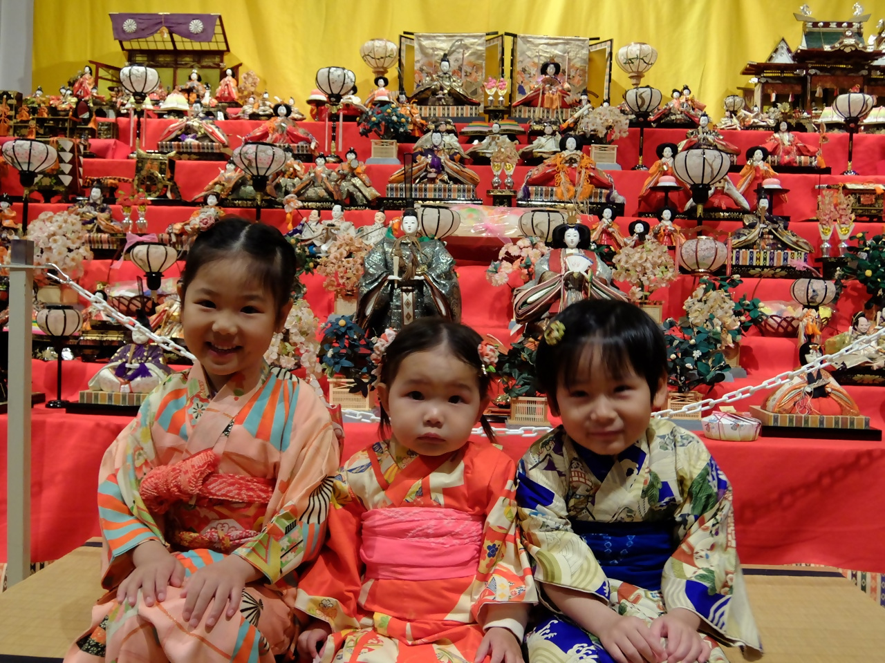 （イメージ）おひなさまと着物で記念撮影