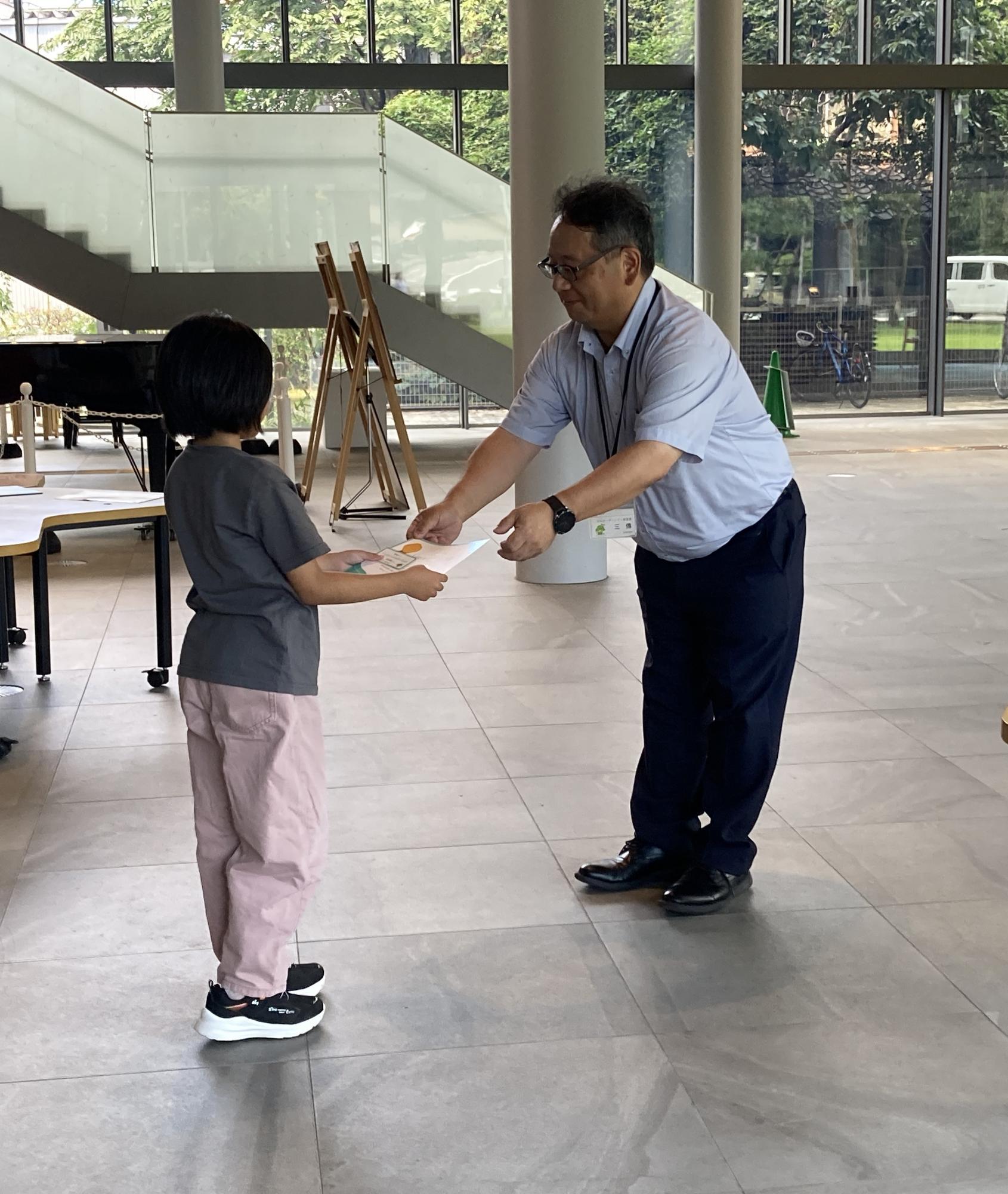 グリーンカーテンキッズ認定証授与の様子