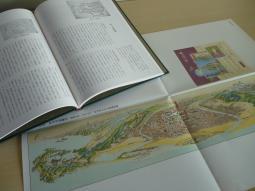 地図の左上に、開いた本が置かれている写真