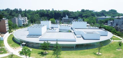 外観が平たい円のような形をしている金沢21世紀美術館の建物の写真