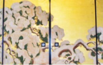 松の木に雪が積もっている絵が描かれた黄色い襖の写真
