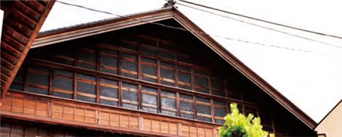 三角の屋根部分が写っている金沢学生のまち市民交流館の外観写真