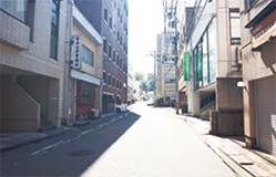 マンションの立ち並ぶ街の道路の風景写真