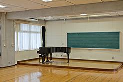 五線譜の入った黒板の前にグランドピアノが置かれているスタジオ3-1の写真