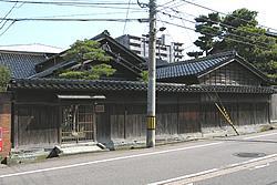 長屋門を思わせるような昔の日本家屋「松向庵」の外観写真