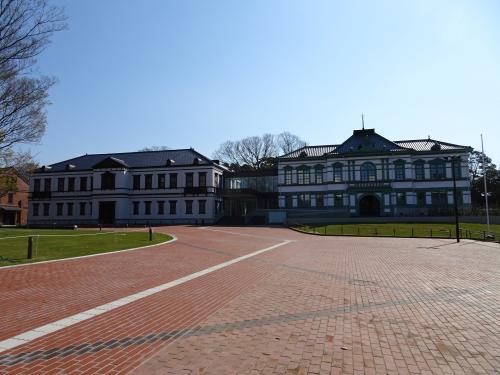 レンガのような歩道が設置された奥にある白い外壁の国立工芸館（東京国立近代美術館工芸館）の外観写真