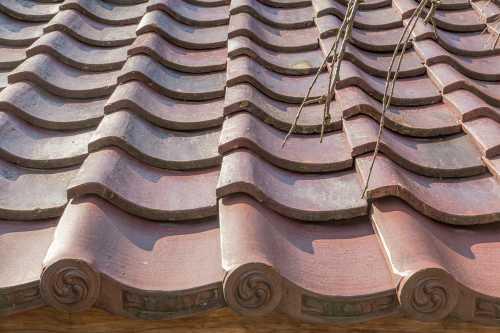 妙国寺山門の屋根の赤瓦の写真