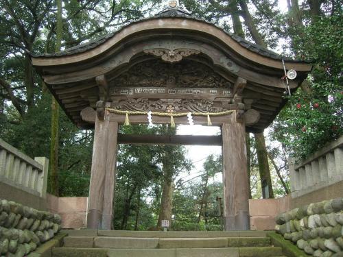 中央に階段があり、屋根は桟瓦葺、主柱は円柱、控柱は角柱の尾山神社東神門の写真
