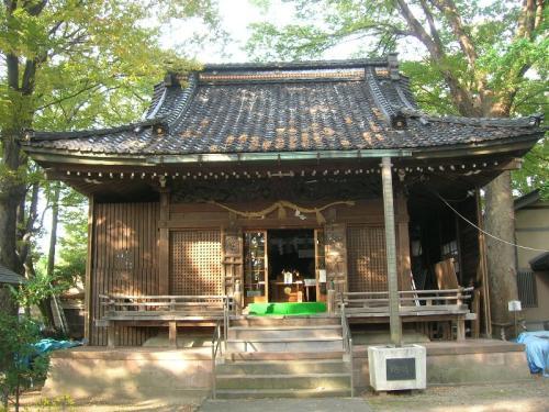 木々の中に建つ神社で、真ん中に階段があり、お日さまを浴びている中村神社拝殿を正面から写した写真