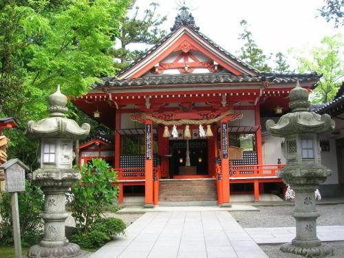江戸末期に建築された朱色の金沢神社拝殿外観写真