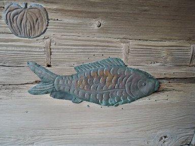 舟板に飾られている鯉やかぼちゃの銅飾りのアップ写真