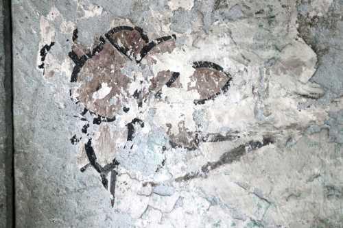 冨田重政の石廟内部にある表面が剥がれている壁画の写真