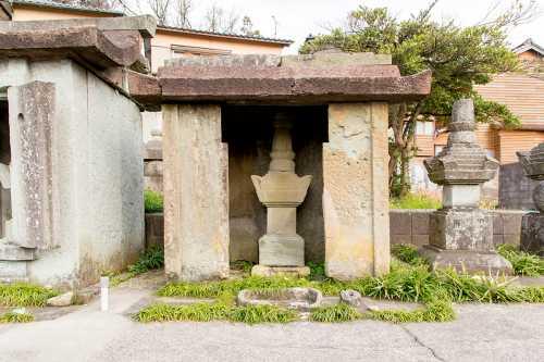 祠のような物の中にある冨田重政の次男の石廟の写真