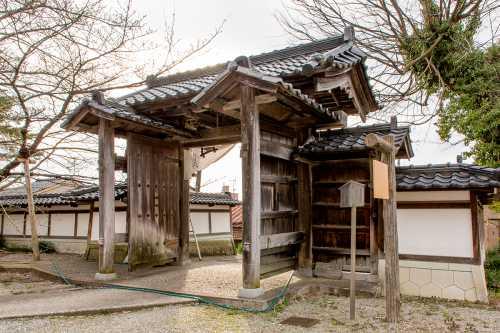 木像造り瓦屋根の蓮昌寺山門を内側から撮影した写真