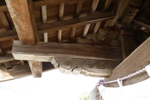 軒裏に絵様・繰形が施された蓮昌寺山門の女梁の写真