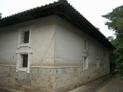 土蔵造2階建で、鞘屋根は寄棟、平入り桟瓦葺の成巽閣土蔵の写真