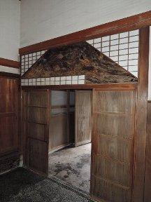 玄関の戸の上にある見返しの富士の欄間の写真