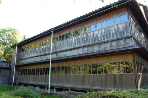 2階建てで一面に窓ガラスがある木造の建物が写っている宝円寺庫裏の外観写真