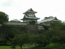 2層2階建ての石川櫓で構成された枡形門の写真