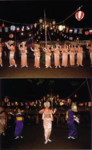 上段：万国旗や提灯の飾られている神社の境内で笠を被り淡いオレンジ色の着物を着た女性たちがジョンカラ節を踊っている写真、下段：万国旗や提灯の飾られている神社の境内で笠を被り淡いオレンジ色の着物や紫色の着物を着た女性たちがジョンカラ節を踊っている写真