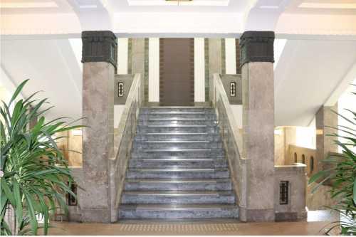 両脇に大きな2本の柱が建っていて、中央に階段がある旧石川県庁舎本館の内部階段ホールの写真