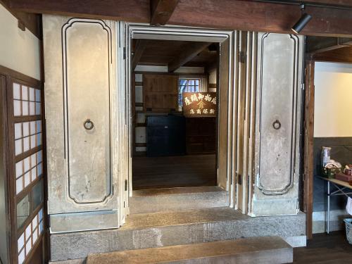 室内にある、明治32年以前の建築された土蔵の入口写真