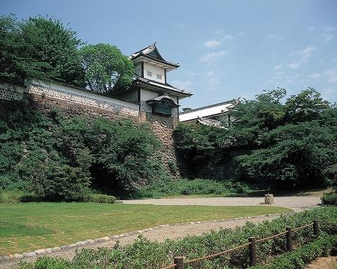 緑豊かな敷地に囲まれた金沢城跡の写真