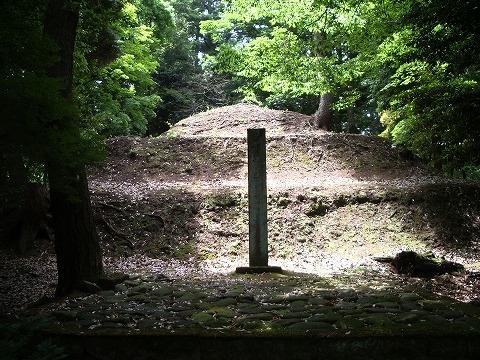 三段に盛り上げた方形墳の前に墓碑があり、周りが樹木で生い茂っている藩祖利家墓の写真