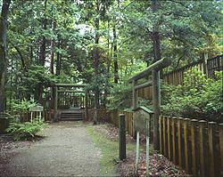 緑の広がる森の中にある、野田山加賀藩主前田家墓所の写真