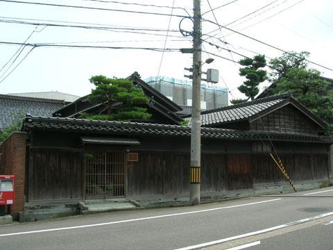 長屋門を思わせるような昔の日本家屋「旧園邸」の外観写真